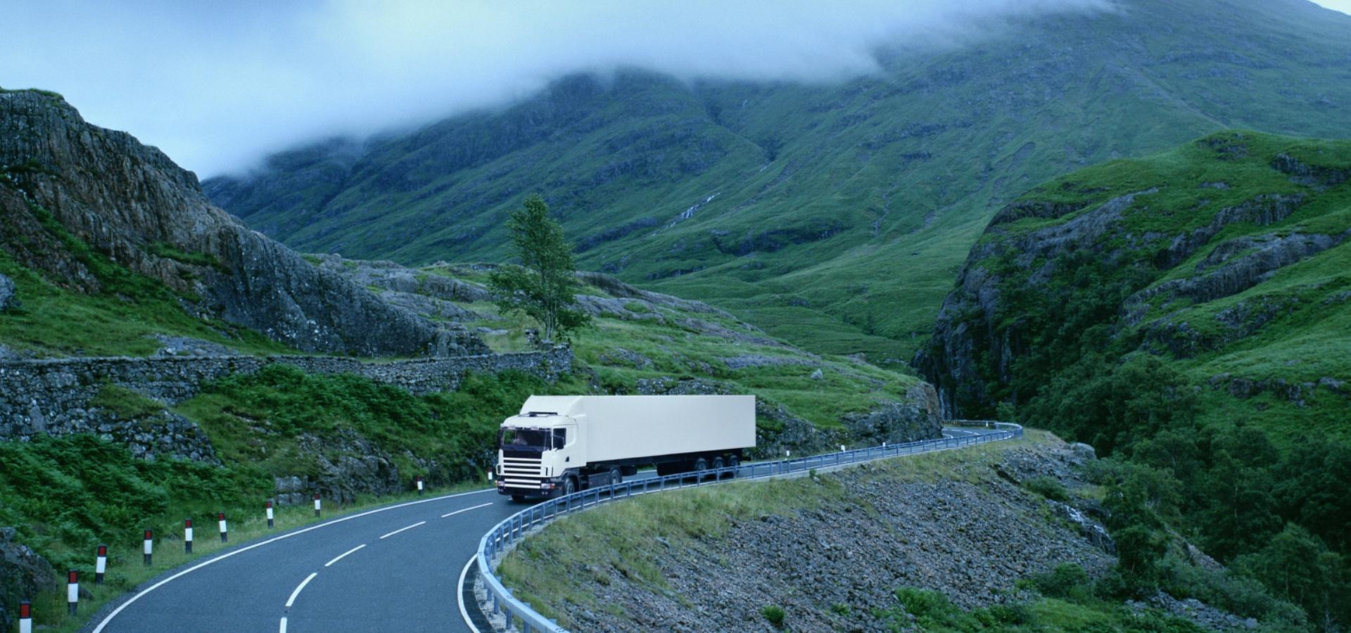 tir na drodze